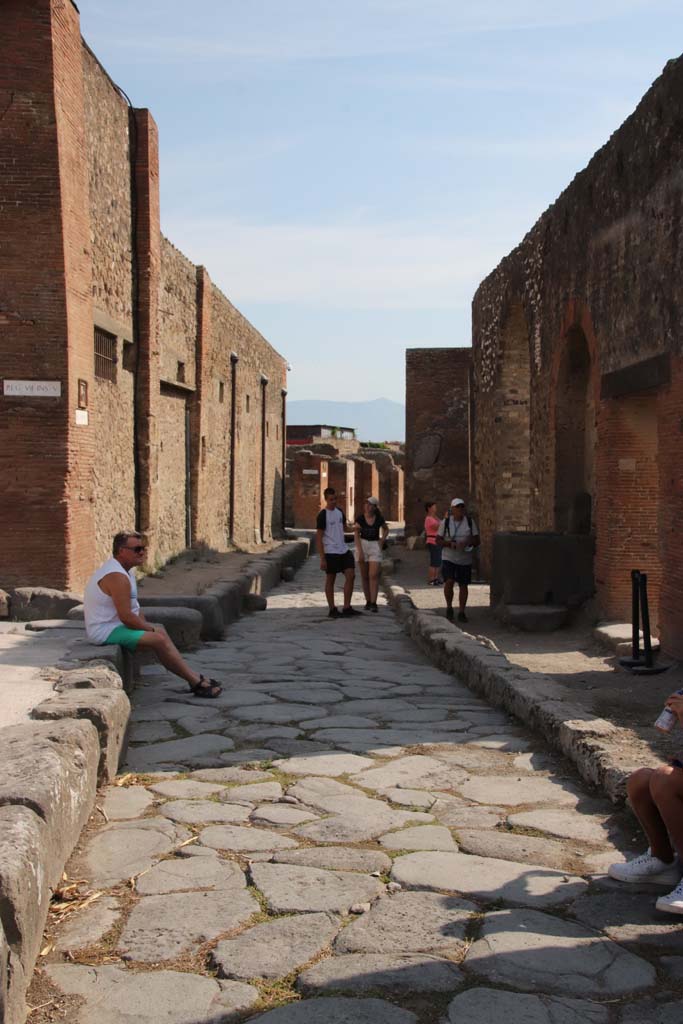 Vicolo dei Soprastanti, September 2021. Looking east towards VII.5 on left, and VII.8 on right.
The junction with Vicolo delle Terme is on left.  Photo courtesy of Klaus Heese.
