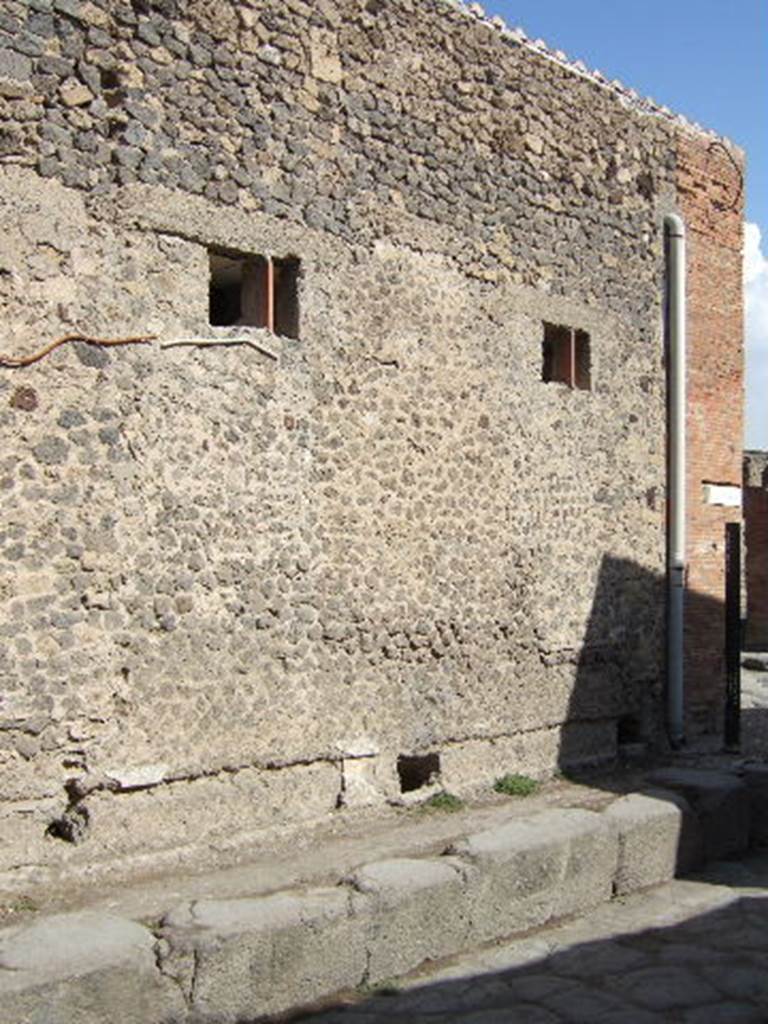 VII.5.17 Pompeii. September 2005. 
North side of Vicolo dei Soprastanti, showing east end of south side of insula wall.
