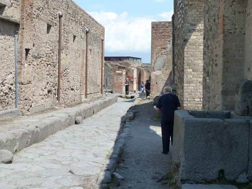 Vicolo dei Soprastanti, May 2010. Looking east between VII.5 and VII.8, towards junction with Via del Foro.
The doorways belonging to VII.5.16 and 17, would have been on the left. 
