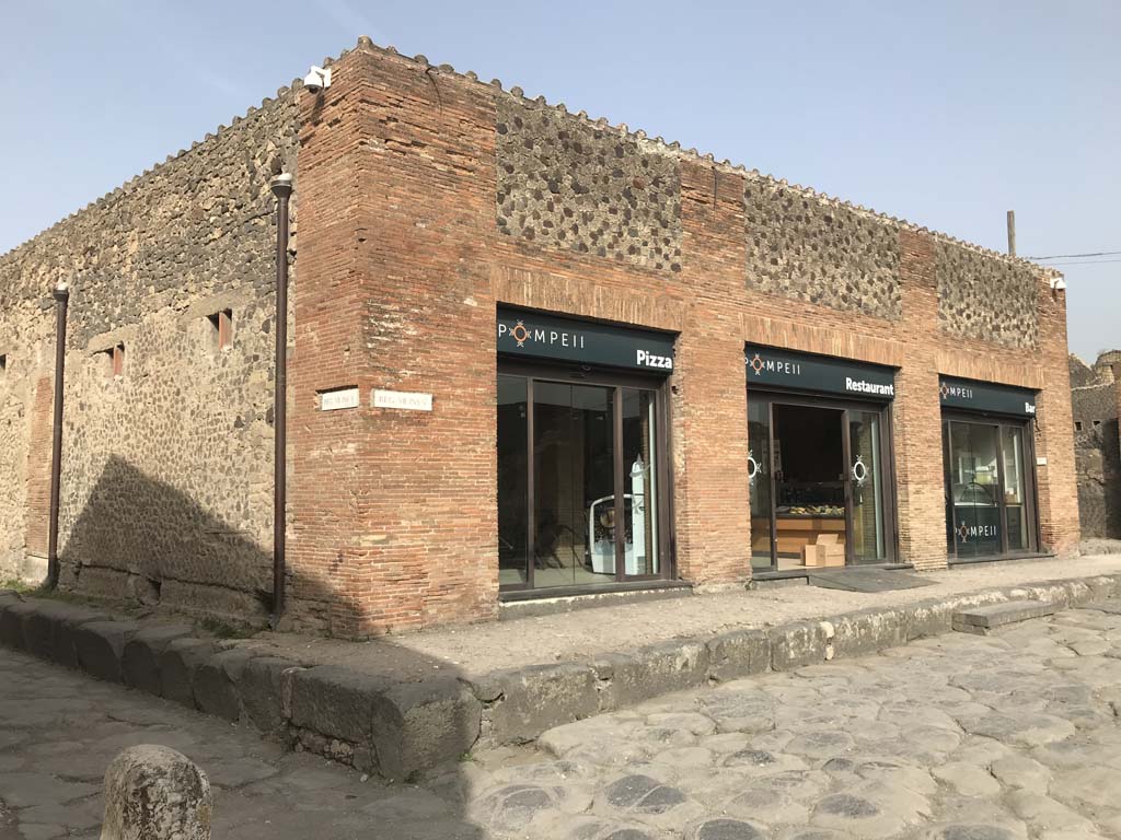 VII.5.18/19/20 Pompeii. April 2019. Looking towards entrances to Restaurant in Via del Foro.
Photo courtesy of Rick Bauer. 
