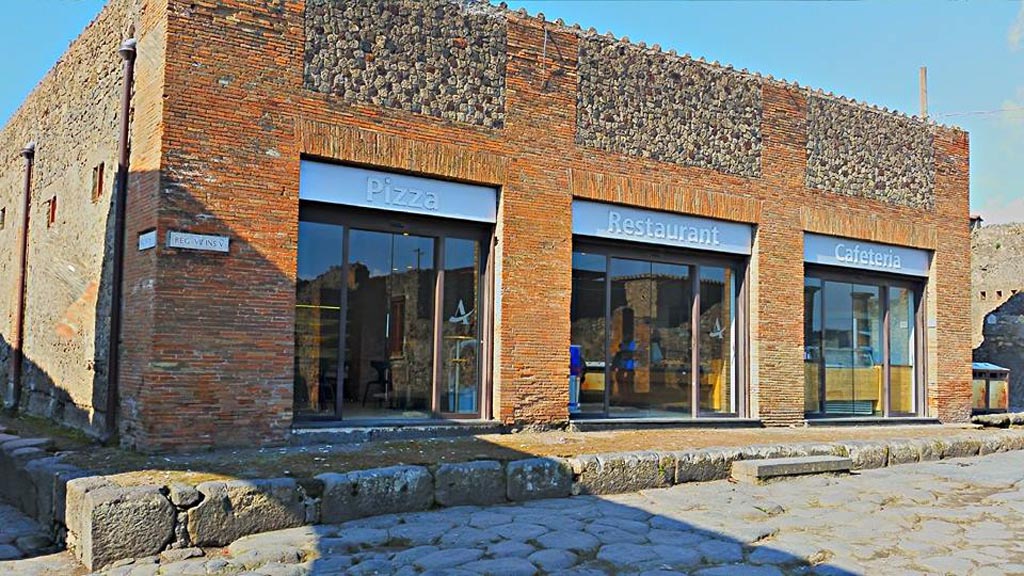 VII.5.18/19/20 Pompeii. 2015/2016. Looking towards entrances to Restaurant in Via del Foro. Photo courtesy of Giuseppe Ciaramella.