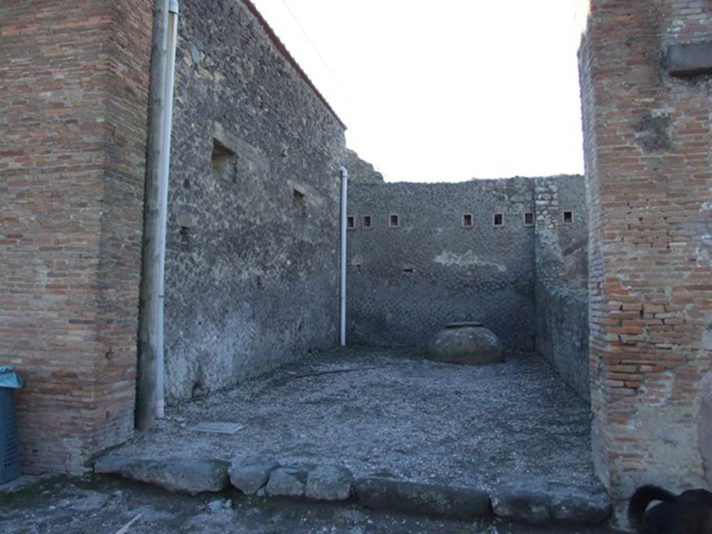 VII.5.21 Pompeii. December 2007. Looking west. According to Eschebach, on the left would have been the steps to the upper floor, with latrine beneath them. In the middle would have been a long podium with a four-sided table behind it. See Eschebach, L., 1993. Gebudeverzeichnis und Stadtplan der antiken Stadt Pompeji. Kln: Bhlau. (p. 290)
