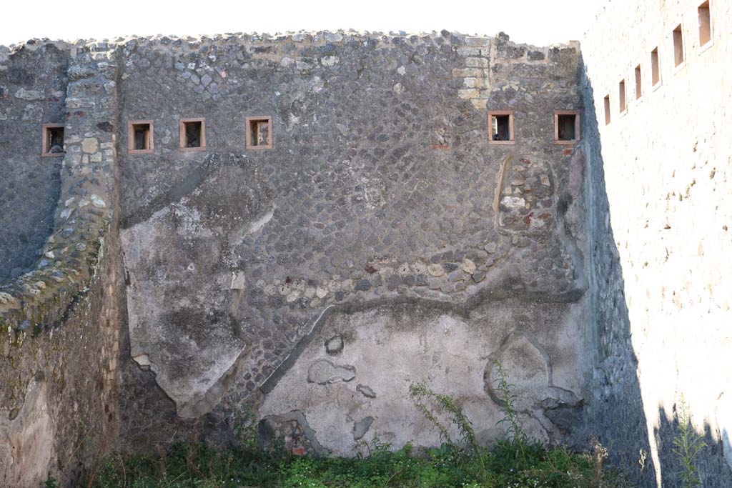 VII.5.22, Pompeii. December 2018. Looking towards west wall. Photo courtesy of Aude Durand.