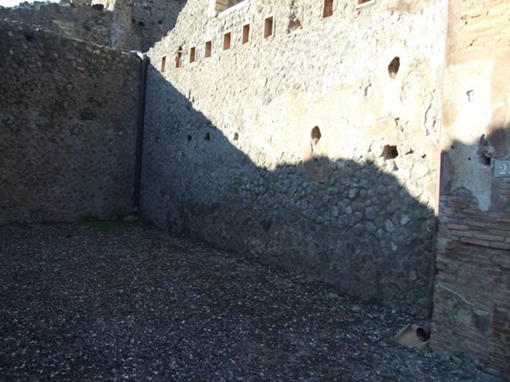 VII.5.23 Pompeii. December 2007. North wall with indication of upper floor supports.