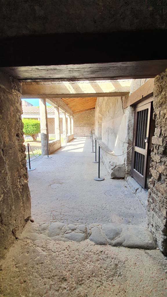 VII.5.24 Pompeii. August 2021. Looking west into Courtyard 5, from end of Corridor 10.
Foto Annette Haug, ERC Grant 681269 DÉCOR.
