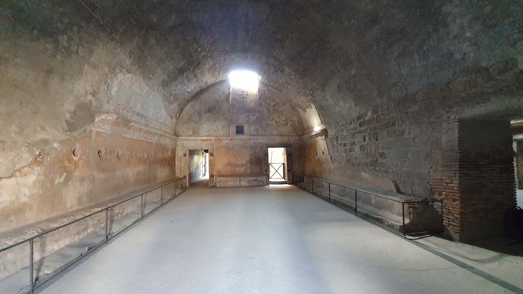 VII.5.24 Pompeii. August 2021. Looking south across apodyterium or changing room (14).
Centre left is the doorway in the south-east corner leading into corridor 13 towards the garden/courtyard area.
Centre right is the doorway in the south-west corner which led into the frigidarium (19).
On the right is the doorway into tepidarium (37).
Foto Annette Haug, ERC Grant 681269 DÉCOR.
