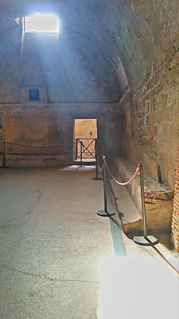 VII.5.24 Pompeii. 2015/2016.
Looking south across west side of apodyterium or changing room (14) towards doorway into frigidarium (19).
Photo courtesy of Giuseppe Ciaramella.
