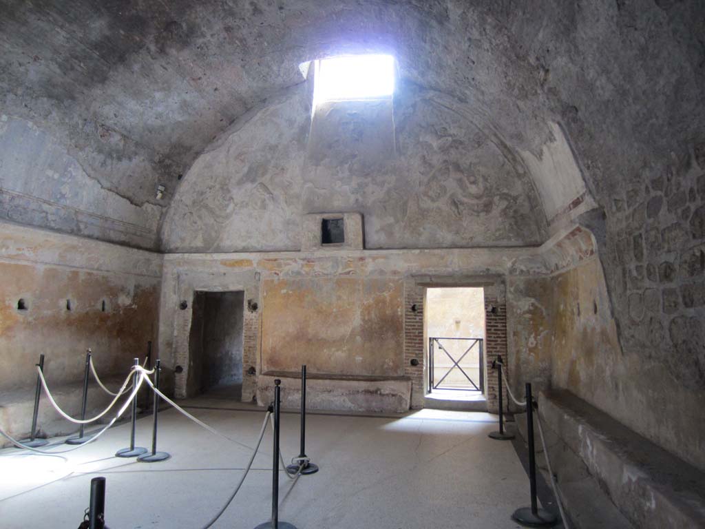 VII.5.24 Pompeii. March 2012. Men’s baths apodyterium or changing room (14), looking south.
Along the sides of the room are stone benches (15). Photo courtesy of Marina Fuxa.
