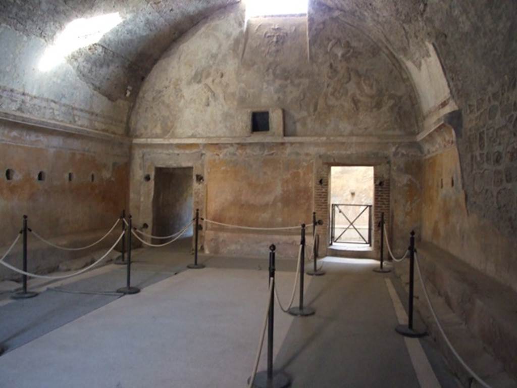 VII.5.24 Pompeii. December 2007. Men’s baths apodyterium or changing room (14), looking south. Along the sides of the room are stone benches (15).