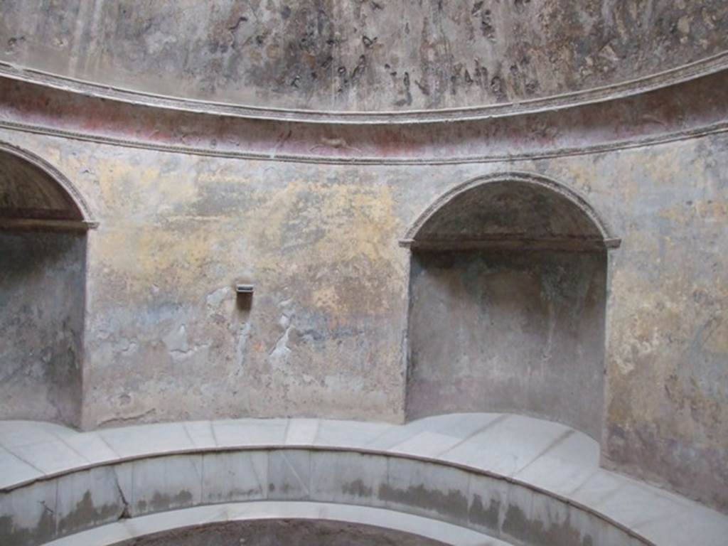 VII.5.24 Pompeii. March 2009. Frigidarium with two of the four niches with seats for the bathers.  The stucco cornice represents a race of Cupids in two-horse chariots or on horse-back.  
