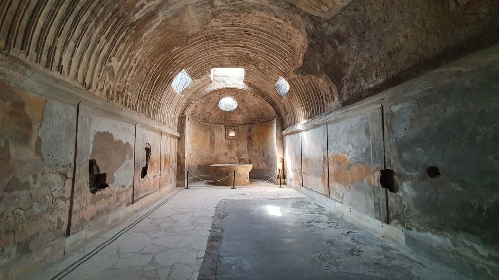 VII.5.24 Pompeii. August 2021. Caldarium (39), looking south.
Foto Annette Haug, ERC Grant 681269 DÉCOR.
