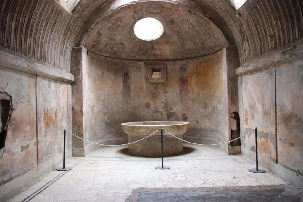 VII.5.24 Pompeii. May 2024. Caldarium (39), looking south towards large marble basin or labrum (41). Photo courtesy of Klaus Heese. 