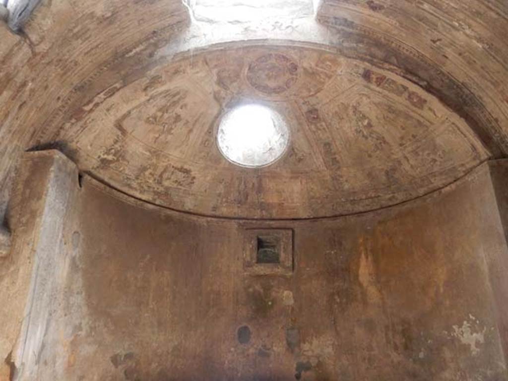 VII.5.24 Pompeii. May 2015. Caldarium (39) apse with roof light.  Photo courtesy of Buzz Ferebee. 
