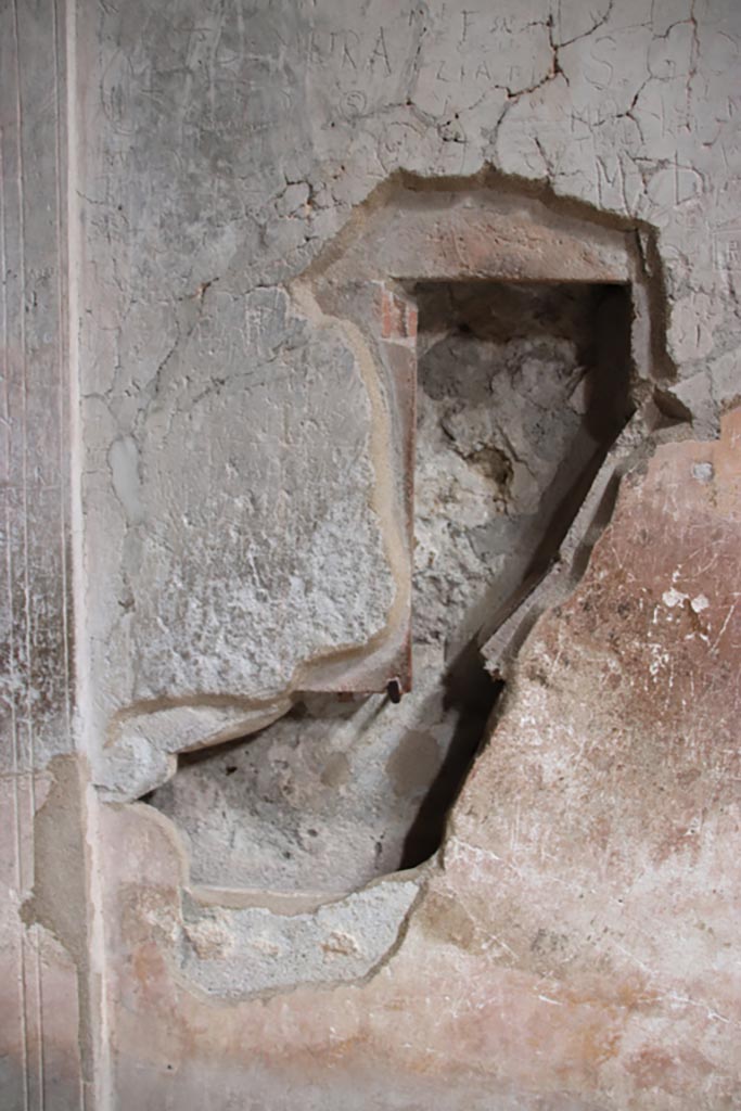 VII.5.24 Pompeii. May 2024. 
Caldarium (39), heating duct in east wall. Photo courtesy of Klaus Heese.
