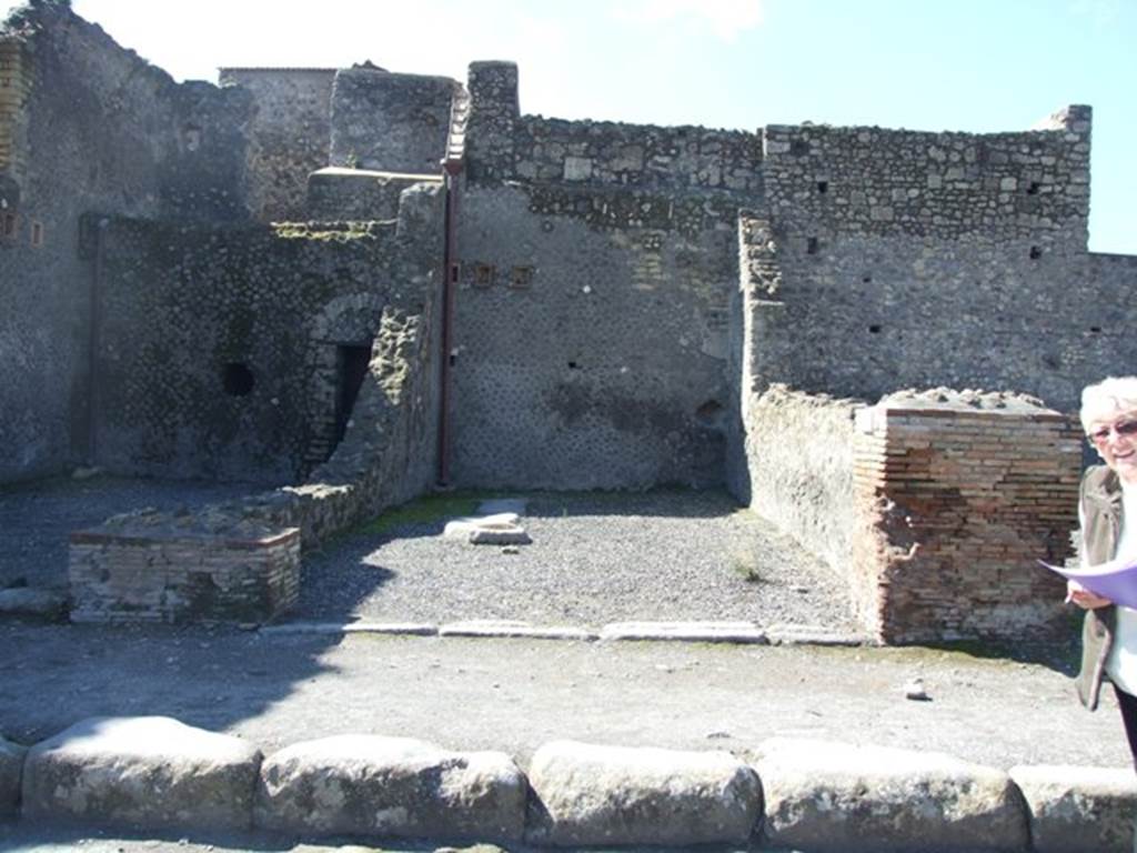 VII.5.26 Pompeii.  March 2009.  Looking west to workshop (centre), on Via del Foro. Found in September 1823, written on the pilasters to the left and right of the entrance were 
Marcellum
aed(ilem)  rog(at)     [CIL IV 524]
Pansam  aed(ilem)  o(ro)  v(os)  f(aciatis)
et  Popidium     [CIL IV 525]
C(aium)  Calventium  II vir(um)
Sittium  Magnum  o(ro)  v(os)  f(aciatus)     [CIL IV 526]
M(arcum)  C(asellium)  M(arcellum)
aed(ilem)       [CIL IV 527]
See Pagano, M. and Prisciandaro, R., 2006. Studio sulle provenienze degli oggetti rinvenuti negli scavi borbonici del regno di Napoli. Naples : Nicola Longobardi. 
(p. 127)
