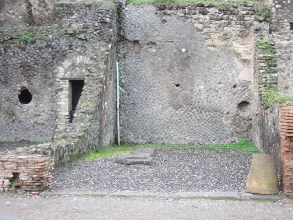 VII.5.26 Pompeii. December 2005. Entrance, looking west. For photographs, Fig 22 and 23 on pages 141-2 and description  See Associazione Internazionale Amici di Pompei: Quaderni di Studi Pompeiani, 1/2007.
Barattolo, A and Romaldi, F: Insula VII.5  Una rilettura ragionata dei documenti grafici. (p.127-146)
