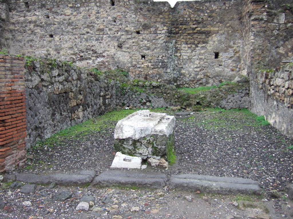 VII.5.28 Pompeii. December 2005. Remains of shop counter in middle.   
See Associazione Internazionale Amici di Pompei: Quaderni di Studi Pompeiani, 1/2007. Barattolo, A and Romaldi, F: Insula VII.5  Una rilettura ragionata dei documenti grafici. (p.127-146, Fig 24)
