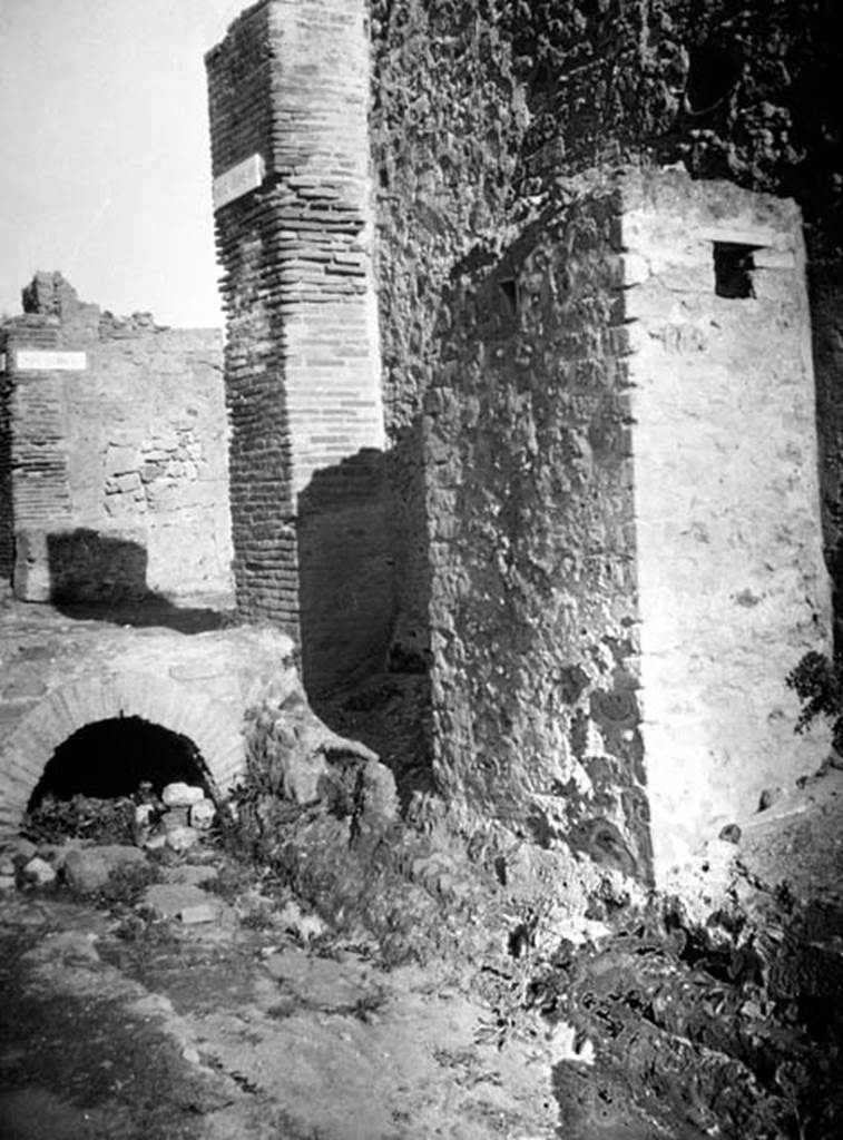 7.6.1/2 Pompeii.  W.1514. Looking north towards side (exterior west) wall at side of VII.6.1 on Vicolo del Farmacista.
The large square structure, on the right, would appear to be the recess built out from the exterior wall, forming the kitchen of VII.6.2.
On the left would be the corner pilaster of VI.4.11 or VI.4.12 (depending on whose plan) on Via delle Terme.
Photo by Tatiana Warscher. With kind permission of DAI Rome, whose copyright it remains. 


