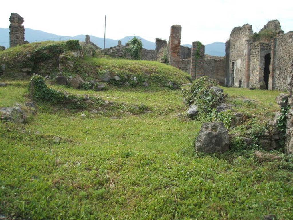 VII.6.3 Pompeii. May 2005. Looking south from shop-room 5 (VII.6.4), into room 4, cubiculum. This room also has a doorway on its west side linking to the atrium 3a. Beyond is room 6 also a cubiculum. The mound of earth behind is the site of the closed ala 9 on the east side of the atrium. See Eschebach, L., 1993. Gebäudeverzeichnis und Stadtplan der antiken Stadt Pompeji. Köln: Böhlau. (p.293).