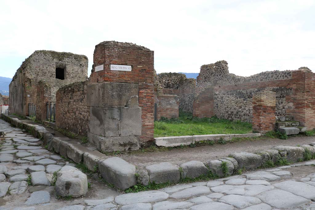 Vicolo delle Terme, on left, with entrance of VII.6.15, south of the corner of the junction. December 2018.
The doorway to VII.6.14 is on Via delle Terme, linked to VII.6.15, is on the corner of the junction, on the right.  
Photo courtesy of Aude Durand.
