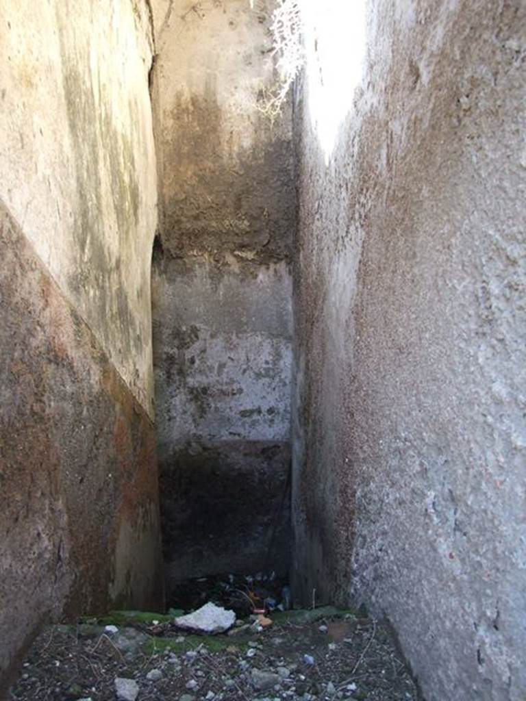 VII.6.17 Pompeii. March 2009. Stairs down. According to Liselotte Eschebach these gave access to a large stopcock which turned the flow on and off. See Eschebach, L., 1993. Gebudeverzeichnis und Stadtplan der antiken Stadt Pompeji. Kln: Bhlau. (p. 41).