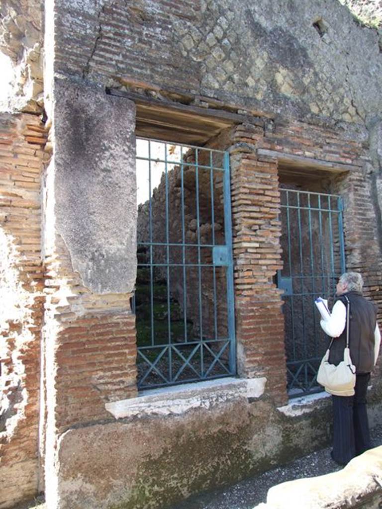 VII.6.18 Pompeii. March 2009.  Entrance on Vicolo delle Terme, together with doorway to VII.6.17. Between VII.6.16 and VII.6.17 are three large water storage reservoirs that feed the Forum Baths. VII.6.17 gives access to the lower part of the reservoirs. VII.6.18 gives access to the upper part of the reservoirs. It is estimated the reservoirs held 430,000 litres of water.