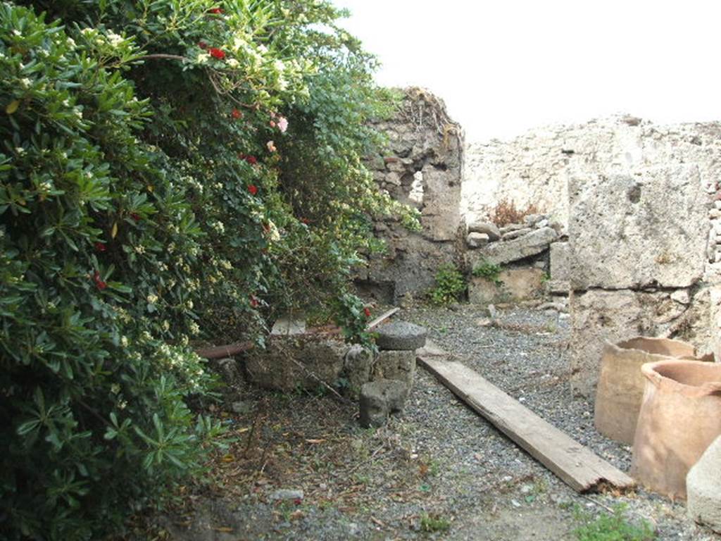 VII.6.21 Pompeii. May 2005. Looking west towards rear room.