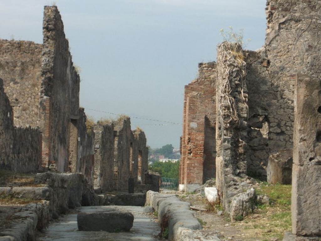 VII.7 Pompeii.  May 2005. Vicolo dei Soprastanti looking west with VII.6.27, on the right.