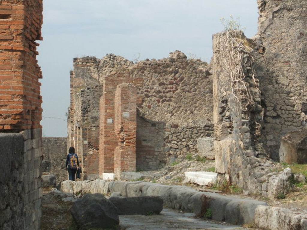 Pompeii. September 2005. VII.6.30/VII.6.29/VII.6.28 Vicolo dei Soprastanti.