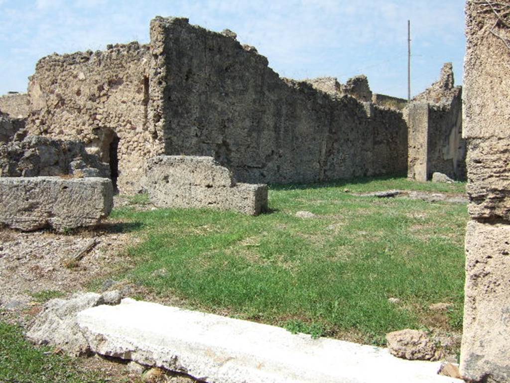 VII.6.28 Pompeii. September 2005. Entrance with white marble sill. 
Looking north-west towards site of cubiculum on west side of entrance corridor, which was destroyed by bombing.
According to Fiorelli, this house only had the entrance and fauces excavated (by 1873).
On the stucco on the front of the house, there were the remains of the graffiti:
 
C(aium)  Cuspium  Pansam
a[ed](ilem)  d(ignum)  r(ei)  p(ublicae)      [CIL IV 542]
 
and painted in large letters in red –
 
Secundus Tyran(n)us Fortunatus    [CIL IV 543]
 
See Pappalardo, U., 2001. La Descrizione di Pompei per Giuseppe Fiorelli (1875). Napoli: Massa Editore. (p.160).
See Epigraphik-Datenbank Clauss/Slaby (See www.manfredclauss.de)

