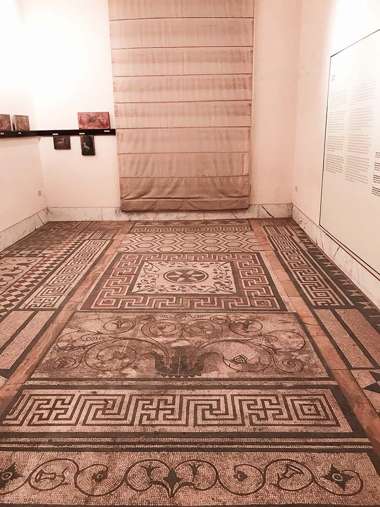 VII.6.28 Pompeii. April 2019. Mosaic from threshold of room 9, upper left of photo.
Floor in room of Naples Archaeological Museum.
Photo courtesy of Rick Bauer.
