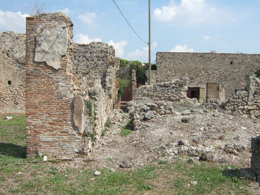 VII.6.28 Pompeii. September 2005. 
On the left, room 9, and passageway, in centre, leading to shop at VII.6.19.

