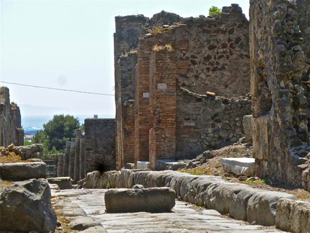 VII.6.29 Pompeii. May 2011. Looking west along Vicolo dei Soprastanti towards entrance doorway (on right). Photo courtesy of Michael Binns.
