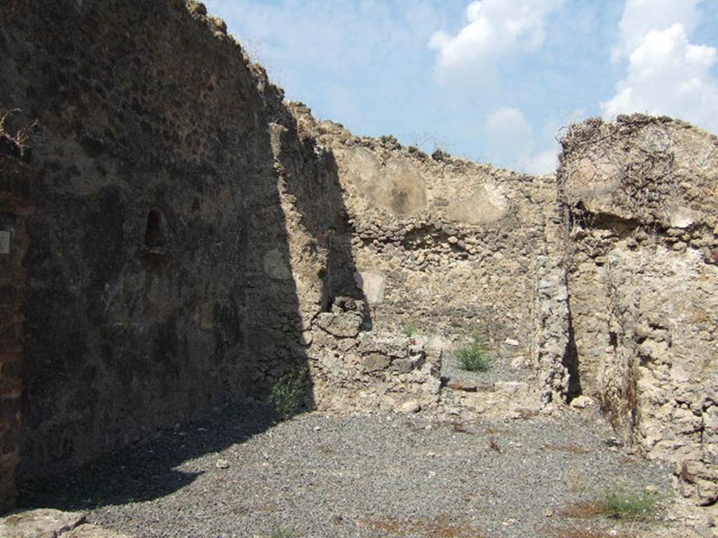 VII.6.33 Pompeii. September 2005. Looking north across shop-room towards the rear room.