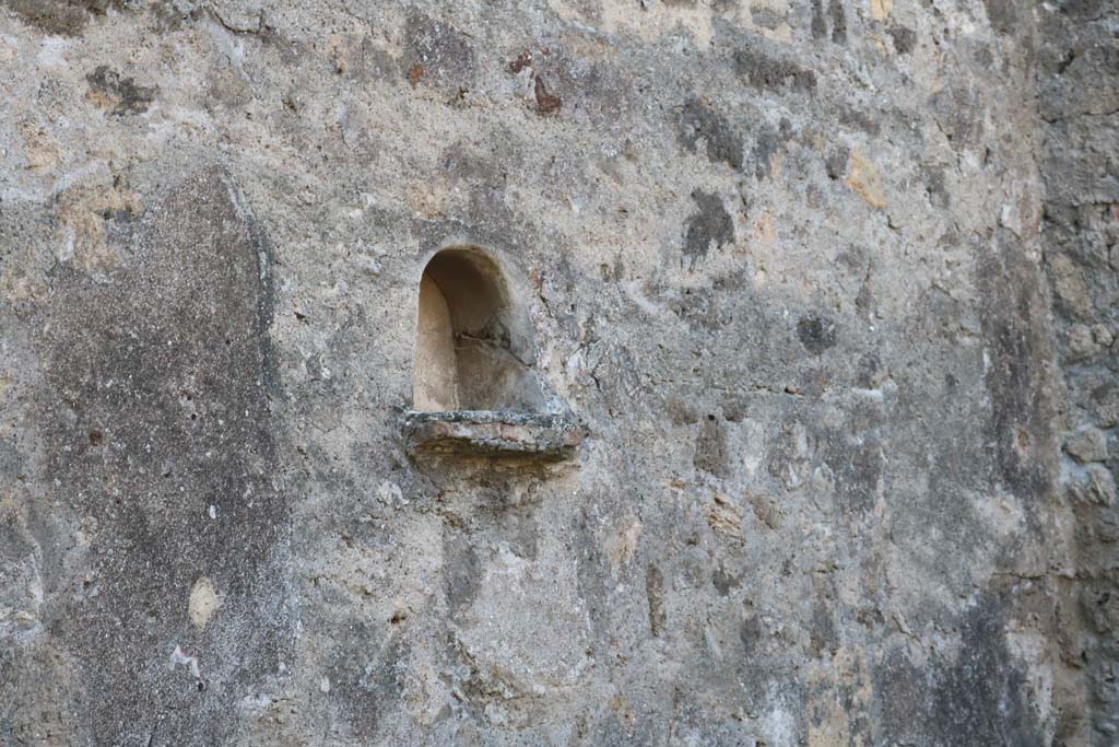 VII.6.33, Pompeii. December 2018. Looking towards niche in west wall of shop-room. Photo courtesy of Aude Durand.