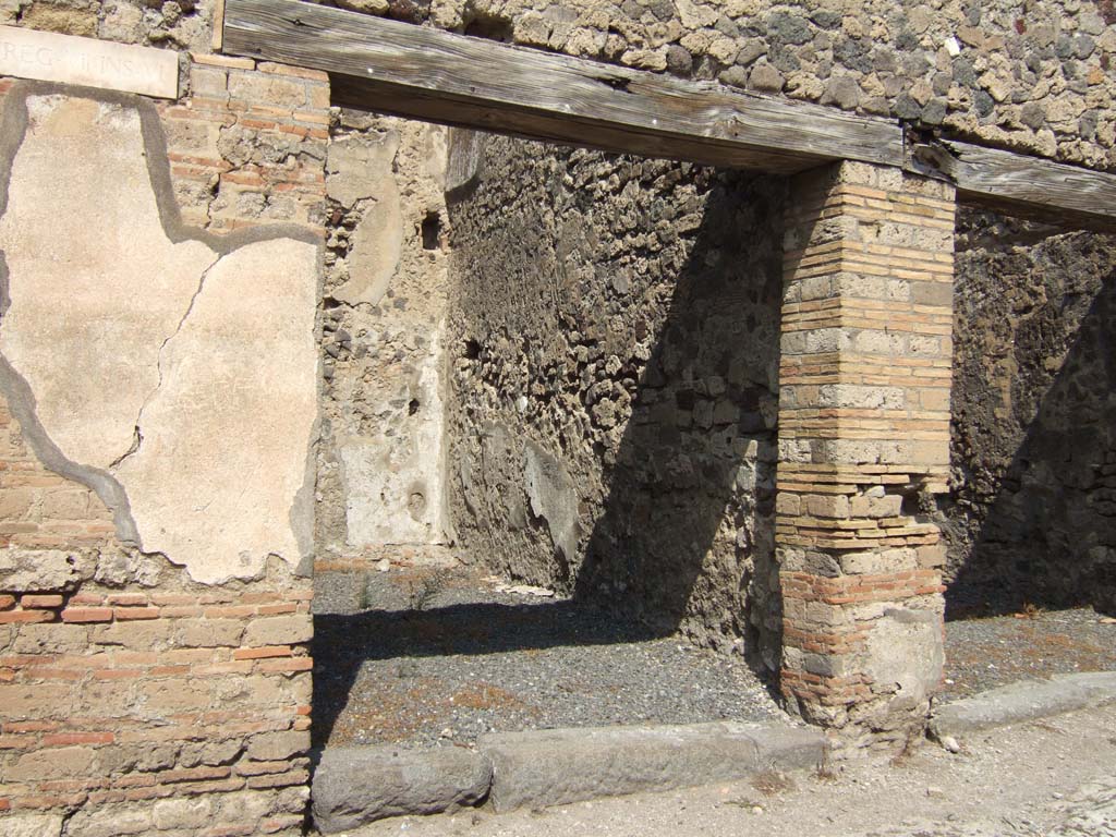 VII.6.35 Pompeii. September 2005. Looking north-east towards entrance.