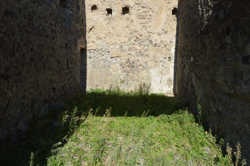 VII.6.35 Pompeii. October 2017. Looking towards north wall, with doorway at VII.6.36, on left at rear.
Foto Taylor Lauritsen, ERC Grant 681269 DÉCOR.

