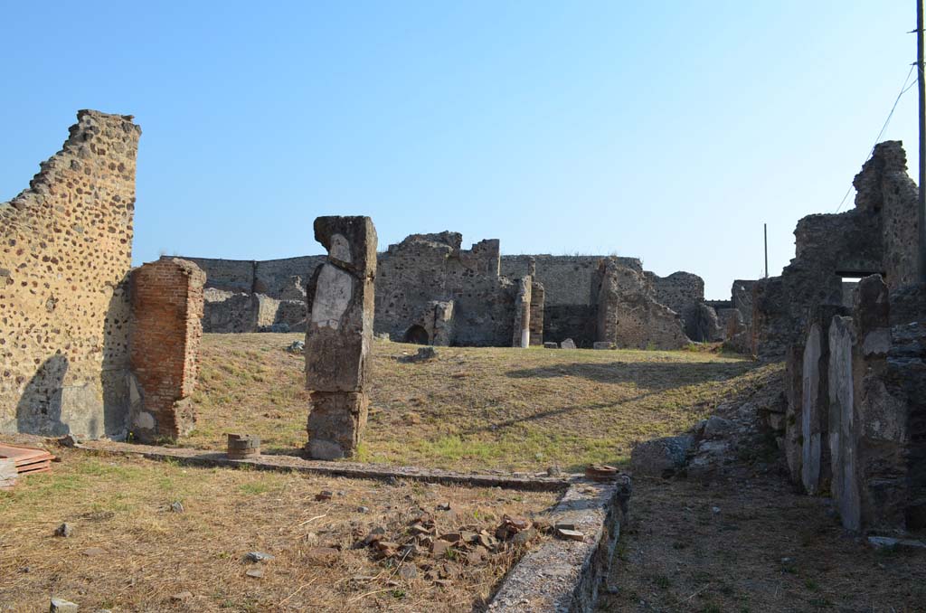 VII.6.38 Pompeii. September 2019. 
Looking north-east across portico towards site of exedra/oecus or tablinum, across centre, and VII.6.7 and VII.6.28 at the rear.
On the right are doorways into room 27.
Foto Annette Haug, ERC Grant 681269 DÉCOR.


