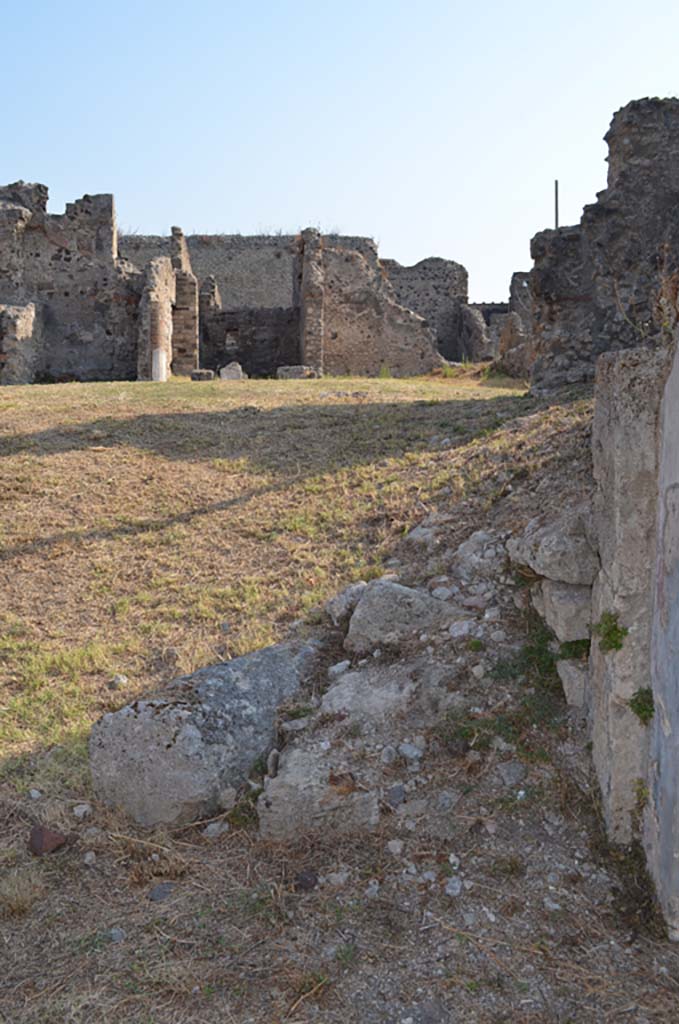 VII 6 38 Pompeii. September 2019. 
Looking east from south-east corner of portico. At the rear is VII.6.28.
Foto Annette Haug, ERC Grant 681269 DÉCOR.

