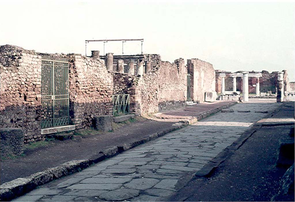 VII.7.2 Pompeii. Via Marina, January 1977. Looking east along Via Marina towards the Forum.
The entrance doorway to VII.7.2 is on the left. Photo courtesy of David Hingston.
