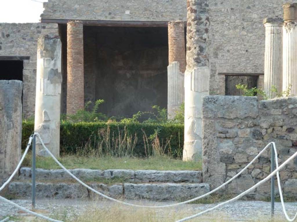 VII.7.5 Pompeii. September 2015. Looking north across peristyle (l) to the exedra (u).