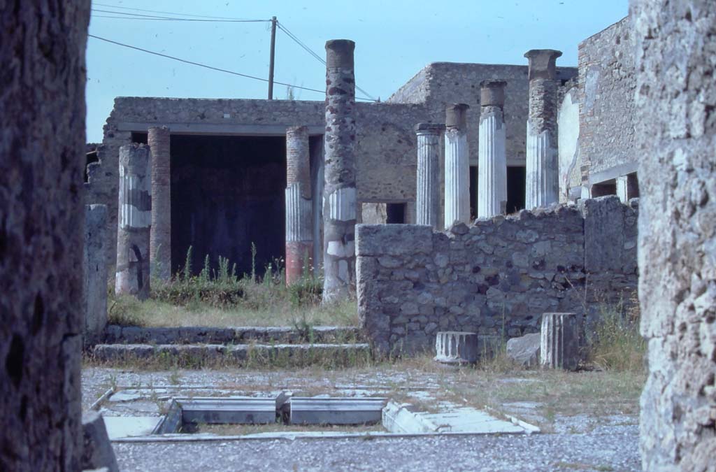 VII.7.5 Pompeii. 1957. Looking north across impluvium in atrium (b), towards peristyle (l).
Photo by Stanley A. Jashemski.
Source: The Wilhelmina and Stanley A. Jashemski archive in the University of Maryland Library, Special Collections (See collection page) and made available under the Creative Commons Attribution-Non Commercial License v.4. See Licence and use details.
J57f0406
