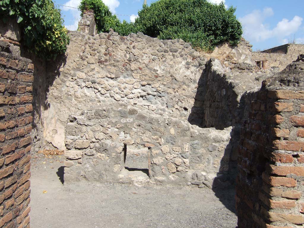 VII.7.8 Pompeii. September 2005. Looking through doorway of stairs, into room and rear room of VII.7.9.