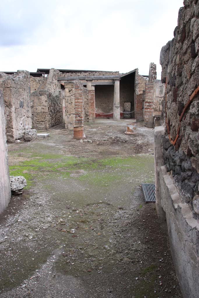 VII.7.10 Pompeii. October 2020. Looking north from entrance doorway towards peristyle and rear doorway at VII.7.13.
Photo courtesy of Klaus Heese.
