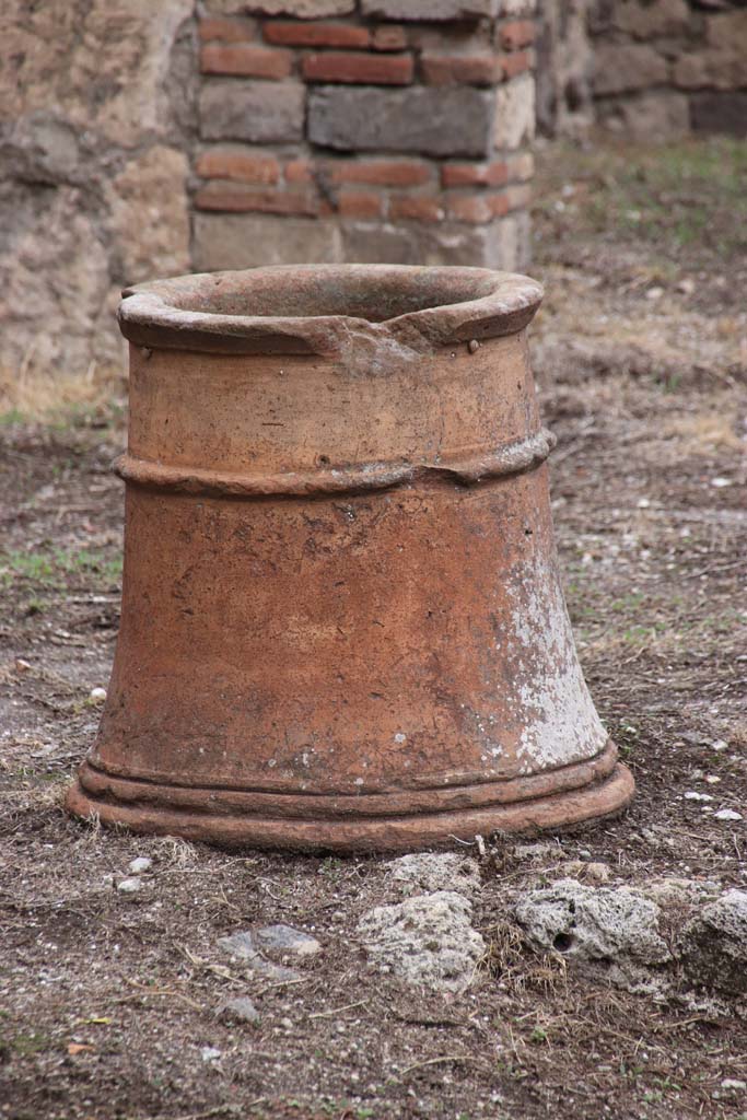 VII.7.10 Pompeii. October 2020. Terracotta puteal in atrium. Photo courtesy of Klaus Heese.