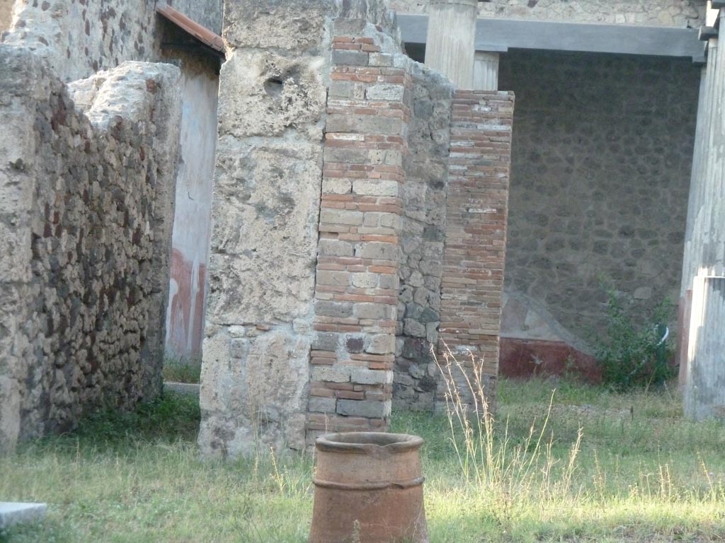 VII.7.10 Pompeii. September 2015. 
Looking north from entrance doorway towards corridor to rear peristyle garden (L), on left, and west side of tablinum (k), on right.
