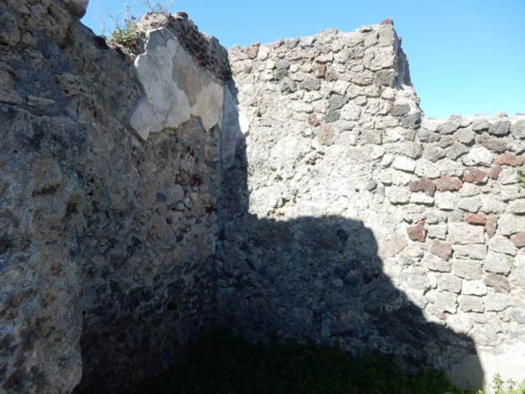 VII.7.10 Pompeii. May 2018. Looking north-east into cubiculum f, from doorway in atrium on east side. 
Photo courtesy of Buzz Ferebee. 
