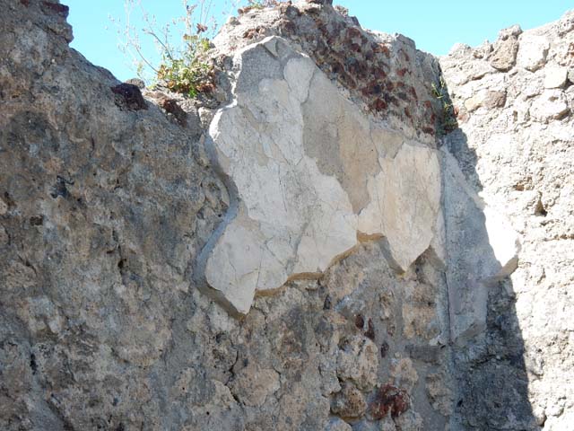 VII.7.10 Pompeii. May 2018. South wall of ala (g) on east side of atrium, with stone block for holding strong-box, lower right.
Photo courtesy of Buzz Ferebee. 
