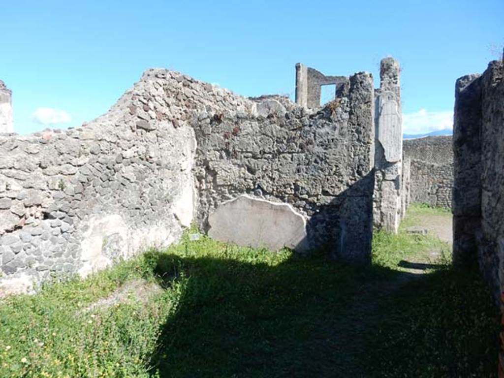 VII.7.10 Pompeii. May 2018. South wall of ala (g) on east side of atrium, with stone block for holding strong-box, lower right.
Photo courtesy of Buzz Ferebee. 
