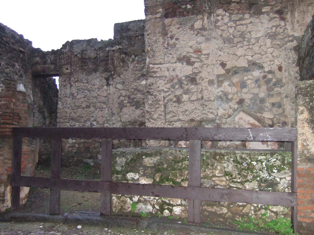 VII.7.11 Pompeii. December 2005. Entrance doorway to shop with counter.